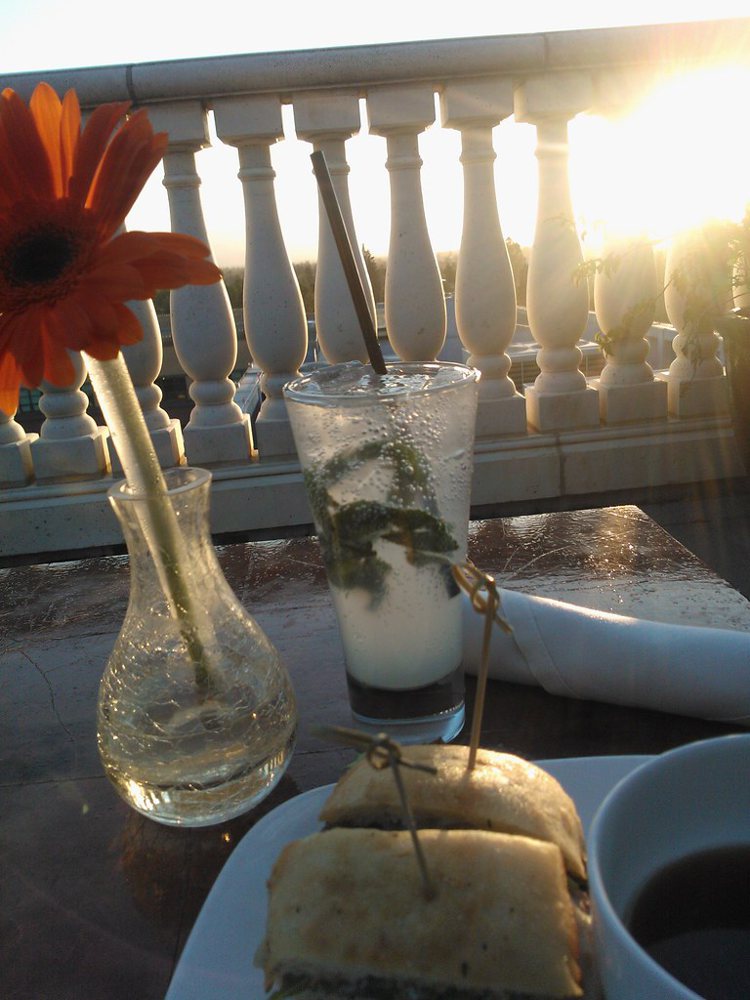Kicking back Silicon Valley style, dinner, sunset, virgin Mohito lime juice w…