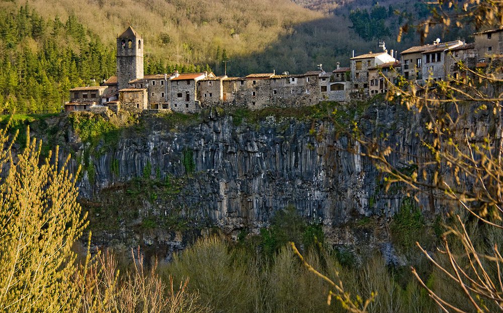 Castellfollit sobre el basalt / A town above the lava flow